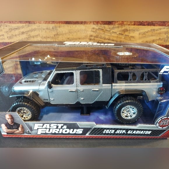 2020 Jeep Gladiator - Picture 2 of 7